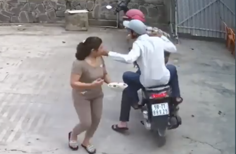 Cướp giật bị camera ghi hình, 2 đối tượng “sa lưới” sau vài giờ gây án - 1 2 đối tượng ra tay giật sợi dây chuyền bị camera ghi lại
