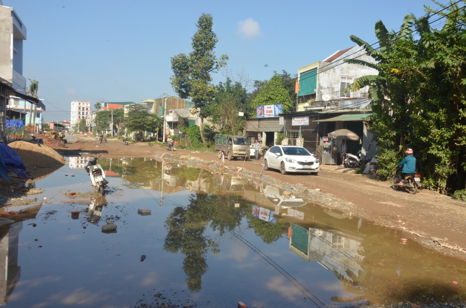 Kỳ lạ con đường dài hơn 300 m làm suốt 5 năm không xong - 1 Tuyến đường dài hơn 300 m là nỗi ám ảnh của người dân phường Nghĩa Chánh và tiểu thương chợ đầu mối nông sản suốt nhiều năm qua.