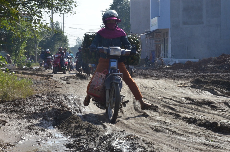 Kỳ lạ con đường dài hơn 300 m làm suốt 5 năm không xong - 2 Mặt đường nhầy nhụa bùn đất gây khó khăn cho người tham gia giao thông.