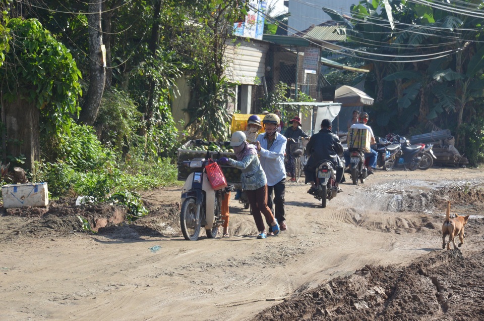 Kỳ lạ con đường dài hơn 300 m làm suốt 5 năm không xong - 3 Dắt xe là hình ảnh thường thấy trên tuyến đường Trần Thủ Độ.