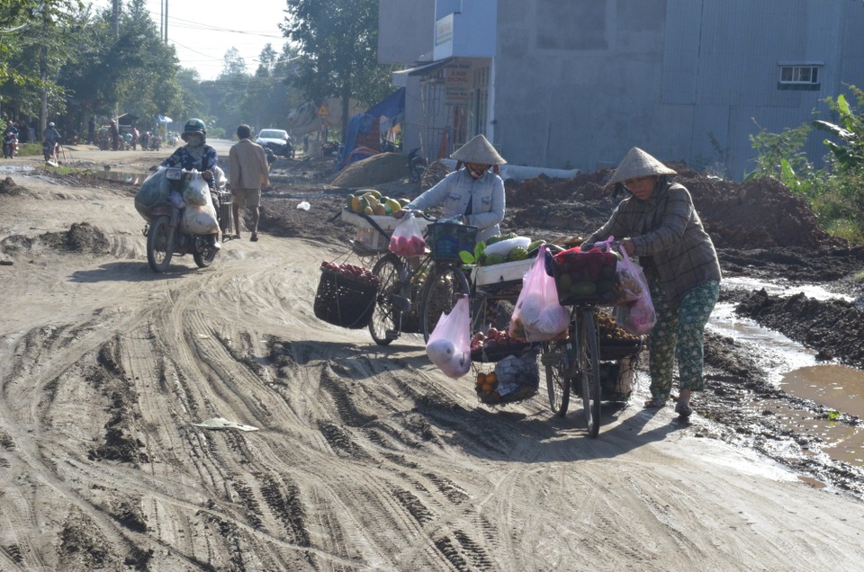 Kỳ lạ con đường dài hơn 300 m làm suốt 5 năm không xong - 4 Kỳ lạ con đường dài hơn 300 m làm suốt 5 năm không xong - 4