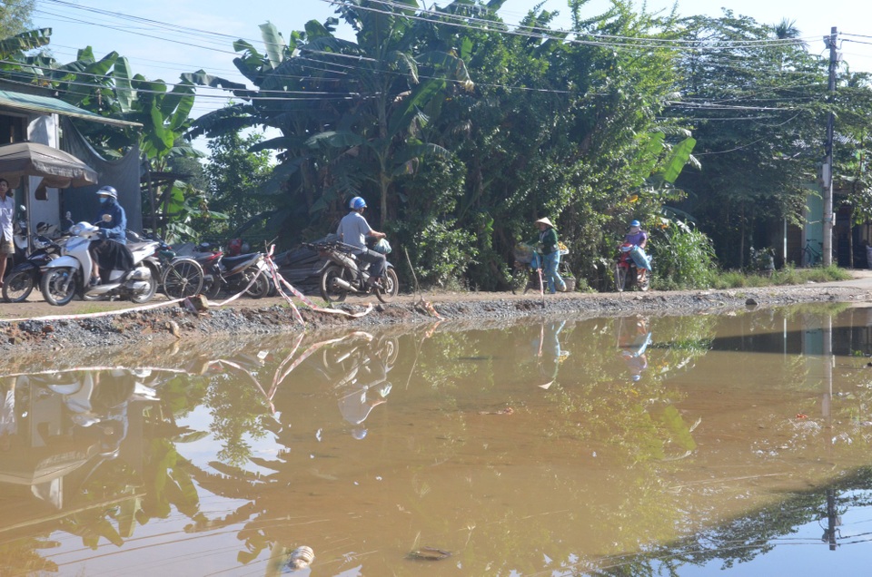 Kỳ lạ con đường dài hơn 300 m làm suốt 5 năm không xong - 5 Đường giao thông biến thành ao nước.