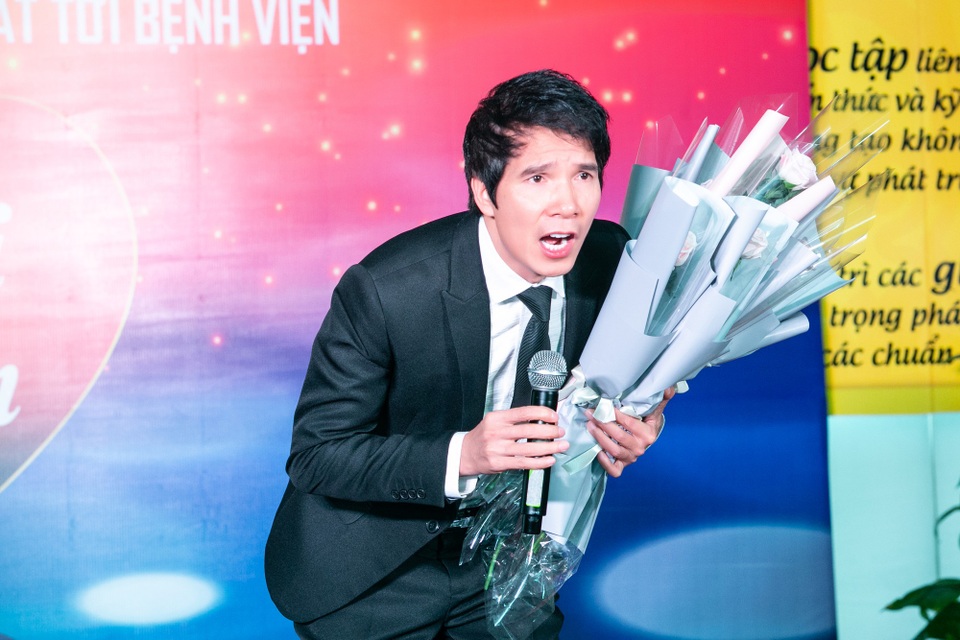 NSƯT Hồng Liên, Trà My mang âm nhạc đến với bệnh nhân ung thư - 9 NSƯT Hồng Liên, Trà My mang âm nhạc đến với bệnh nhân ung thư - 9