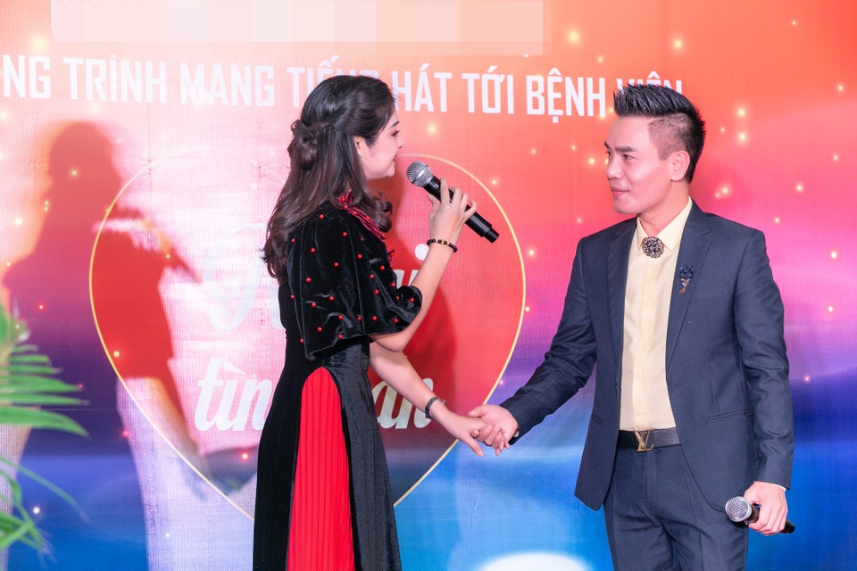 NSƯT Hồng Liên, Trà My mang âm nhạc đến với bệnh nhân ung thư - 11 Ca sĩ Hồ Quang 8, Lê Tâm, Yến Ngọc, Huy Cường... thể hiện nhiều ca khúc nhạc trữ tình để tặng cho các y bác sĩ, bệnh nhân và người nhà bệnh nhân. Nhiều bệnh nhân đã hết sức xúc động khi được các ca sĩ xuống tận nơi nắm tay và hát rất hăng say.