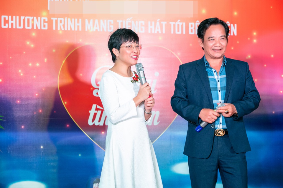 NSƯT Hồng Liên, Trà My mang âm nhạc đến với bệnh nhân ung thư - 8 MC Thảo Vân và nghệ sĩ Quang Tèo chia sẻ và đồng cảm với những bệnh nhân đang điều trị ung thư, ngày đêm hao tổn về vật chất lẫn cả tinh thần.
