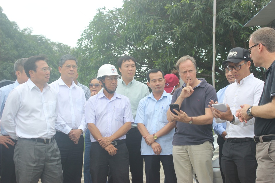 Khát vọng đưa điện “thắp sáng” nông thôn Việt Nam của EU - 1
Thứ trưởng Bộ Công Thương Hoàng Quốc Vượng cùng Trưởng phái đoàn Liên minh châu Âu (EU) tại Việt Nam Bruno Angelet tới thăm huyện Cam Lâm ngày 19/12.