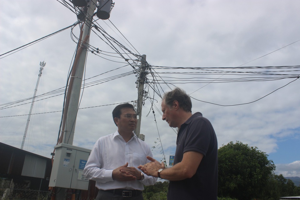 Khát vọng đưa điện “thắp sáng” nông thôn Việt Nam của EU - 2
Thứ trưởng Hoàng Quốc Vượng cùng Trưởng phái đoàn EU tại Việt Nam Bruno Angelet trao đổi trong chuyến thăm. Phía sau là hệ thống cột trụ và đường dây điện mới được kéo để hỗ trợ người dân tại huyện Cam Lâm.