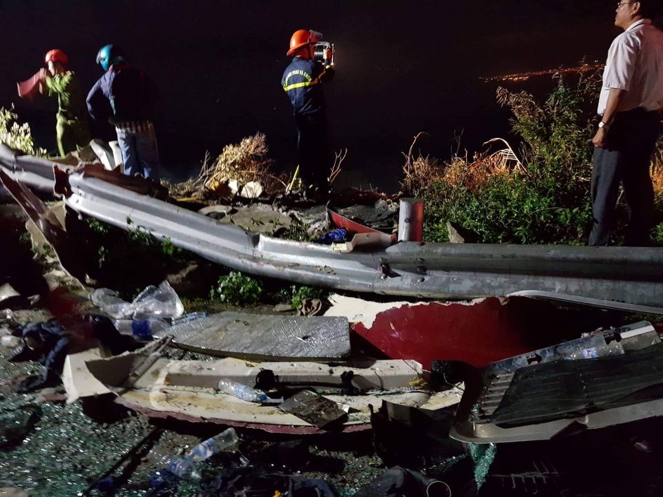 2 xe bồn chạy ngược chiều đấu đầu, lao xuống vực, bốc cháy - Ảnh 3.