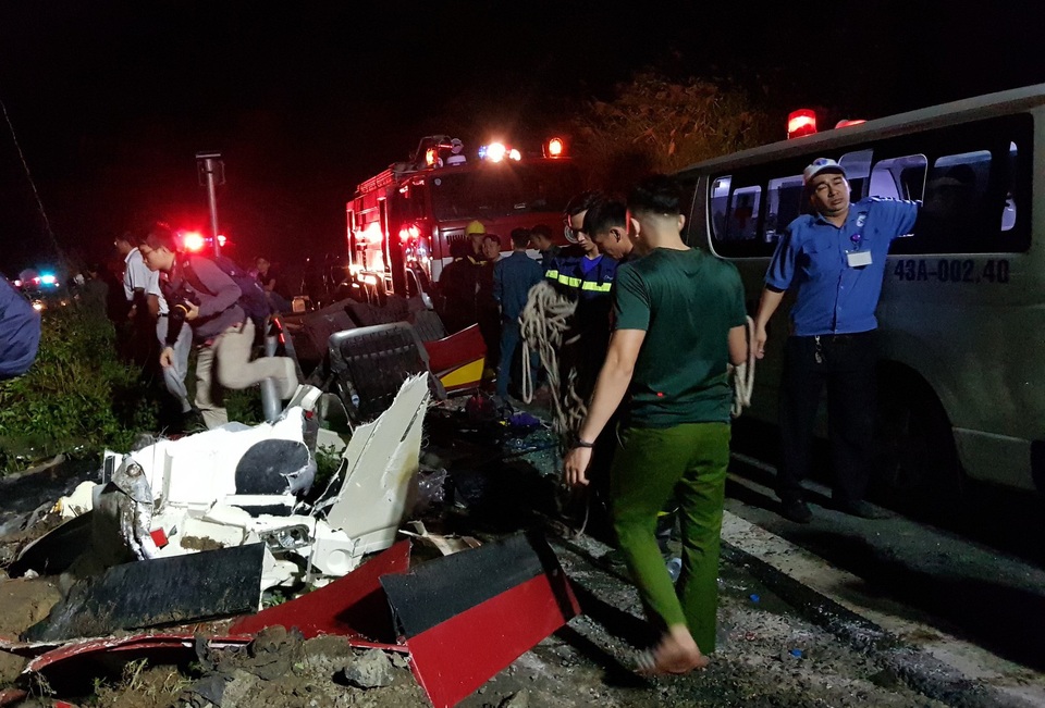 2 xe bồn chạy ngược chiều đấu đầu, lao xuống vực, bốc cháy - Ảnh 1.