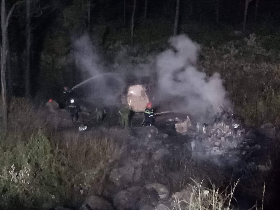 2 xe bồn chạy ngược chiều đấu đầu, lao xuống vực, bốc cháy - Ảnh 2.