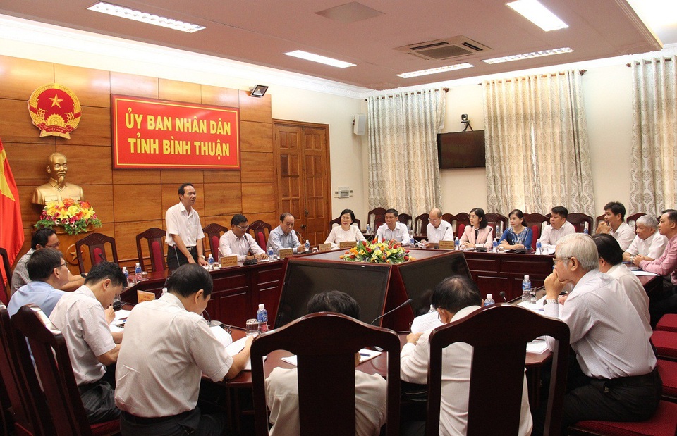 Ông Nguyễn Đức Hòa - Phó Chủ tịch UBND tỉnh Bình Thuận (người đang đứng) phát biểu tại 1 cuộc họp