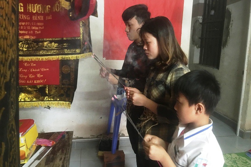 Hai vợ chồng rơi xuống biển, bỏ lại 3 đứa con bơ vơ - 2 Ba anh em mất cả bố lẫn mẹ chỉ sau một đêm.