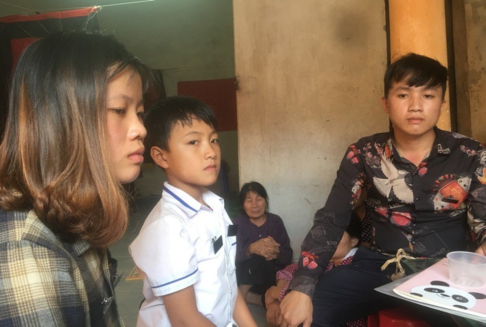 Hai vợ chồng rơi xuống biển, bỏ lại 3 đứa con bơ vơ - 4 Cả ba anh em vẫn chưa thể tin nổi khi bố mẹ bất ngờ mất đi.