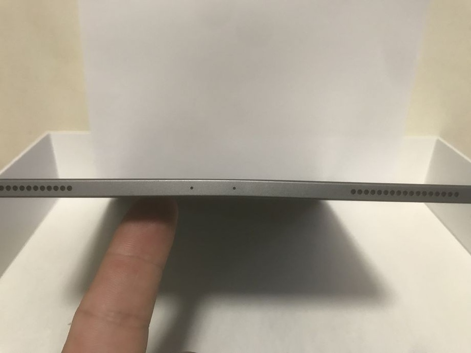 Một số iPad Pro bị cong ngay khi mở hộp, Apple khẳng định điều đó là... bình thường - 2 Chiếc máy tính bảng iPad Pro bị cong nhẹ ngay khi vừa mở hộp và có thể nhận thấy bằng mắt thường