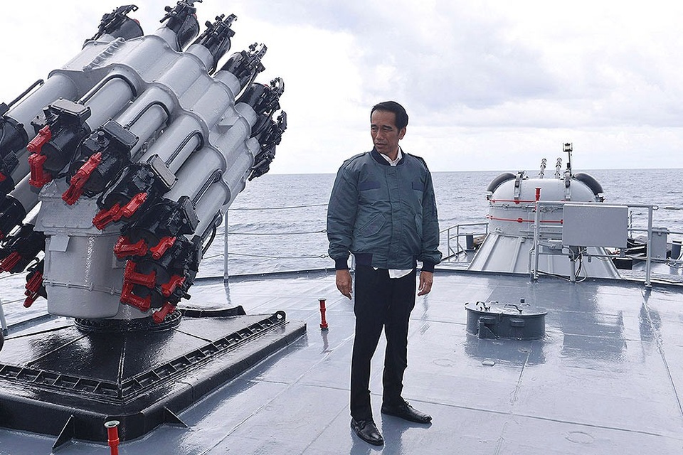 Indonesia lập căn cứ quân sự ở Biển Đông - 1
Tổng thống Joko “Jokowi” Widodo đứng trên một tàu hải quân Indonesia (Ảnh: Reuters)