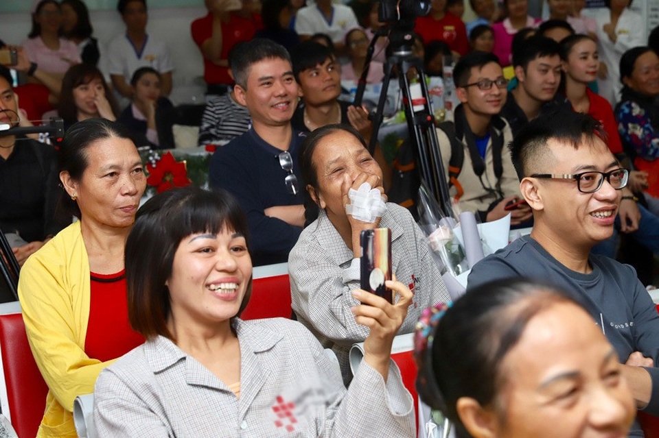 NSƯT Hồng Liên, Trà My mang âm nhạc đến với bệnh nhân ung thư - 6 Các bệnh nhân và người nhà cười rất tươi khi xem tiểu phẩm do nghệ sĩ Trà My, Xuân Nghĩa... biểu diễn.