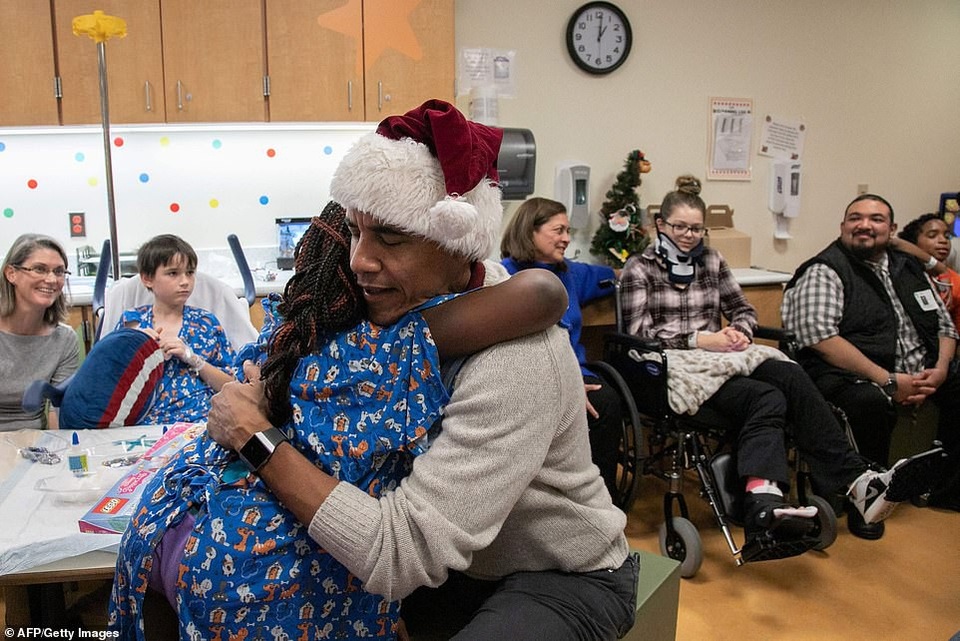“Ông già Noel” Barack Obama phát quà cho bệnh nhi - 6
“Tôi chỉ muốn nói lời cảm ơn tới tất cả các bạn, tôi đã có cơ hội nói chuyện với những em nhỏ tuyệt vời và gia đình của các em”, ông Obama nói với các bác sĩ, y tá trong bệnh viện.