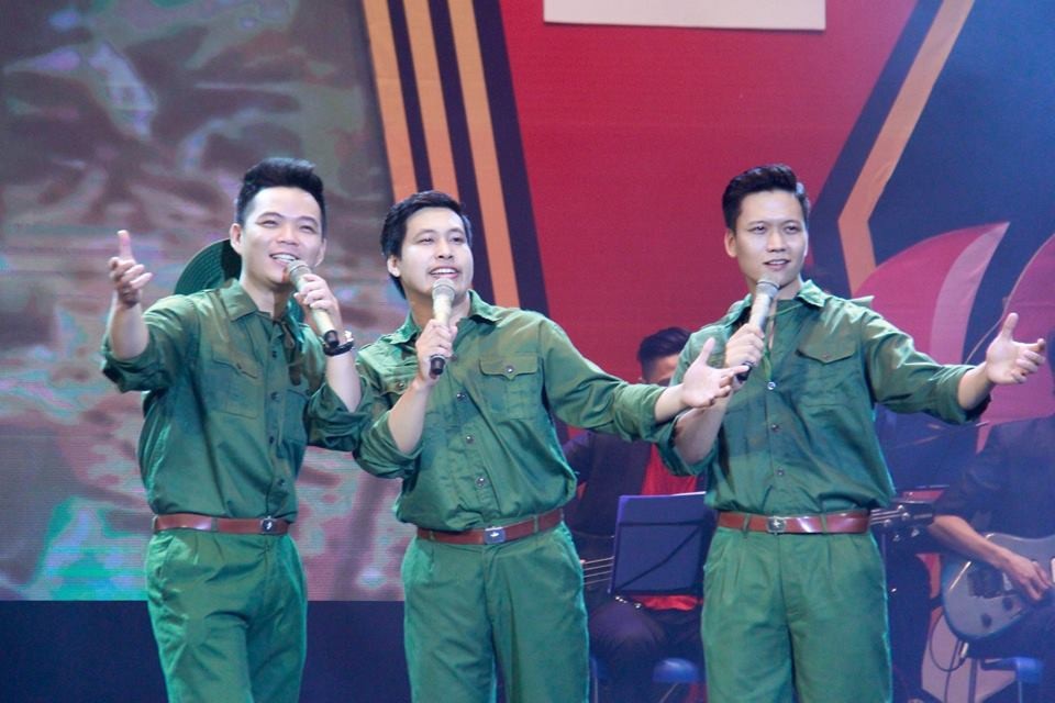 Nhiều nghệ sĩ biểu diễn chào mừng kỷ niệm ngày lễ lớn - 3 Nhóm Thăng Long.