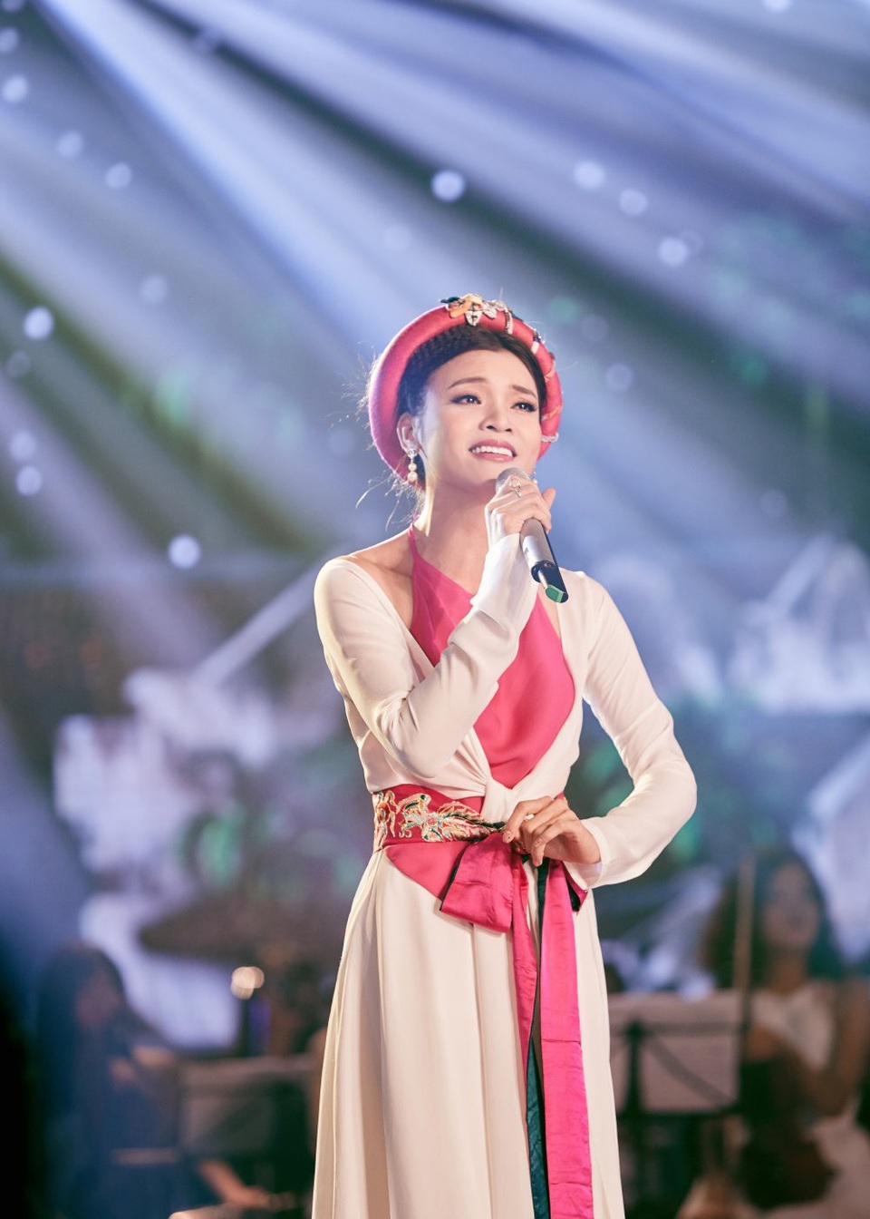 Nhiều nghệ sĩ biểu diễn chào mừng kỷ niệm ngày lễ lớn - 2 NSƯT Phương Thảo.