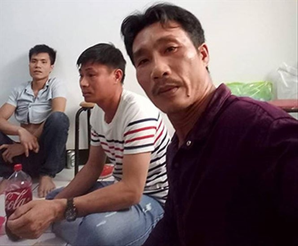 Thưởng Tết: Người thưởng cao, kẻ bị ‘xù’ lương - 1 Anh Minh (phải) và các đồng nghiệp chia sẻ về lương, thưởng tết