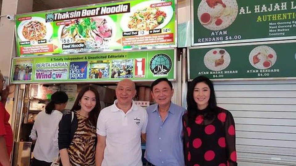 Rộ ảnh anh em bà Yingluck ăn "mì Thaksin" ở Singapore - 1
Bức ảnh được ông Jaesen Ng (áo trắng) chia sẻ trên Facebook. Ảnh: Facebook