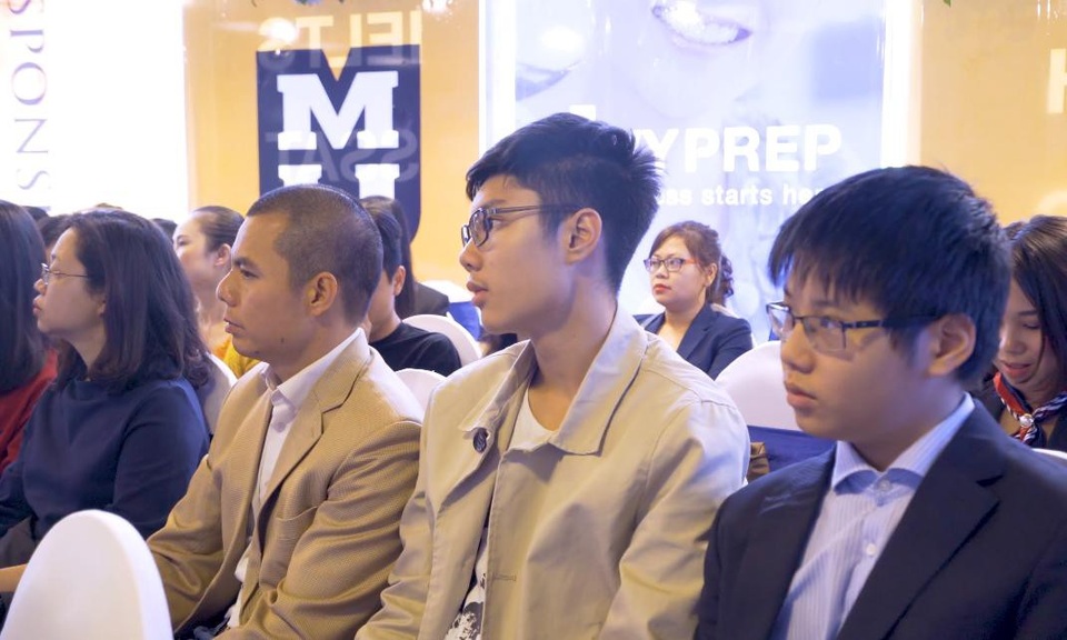 Lê Minh Chí: Chàng trai đã xuất sắc giành học bổng toàn phần chương trình Homeschooling - 1
Minh Chí và bố tham gia lễ khai giảng Chương trình luyện thi bằng tú tài Mỹ