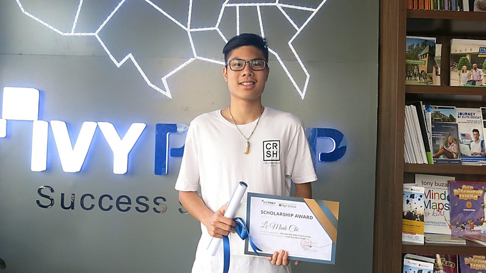 Lê Minh Chí: Chàng trai đã xuất sắc giành học bổng toàn phần chương trình Homeschooling - 2
Minh Chí nhận học bổng của Chương trình luyện thi bằng tú tài Mỹ