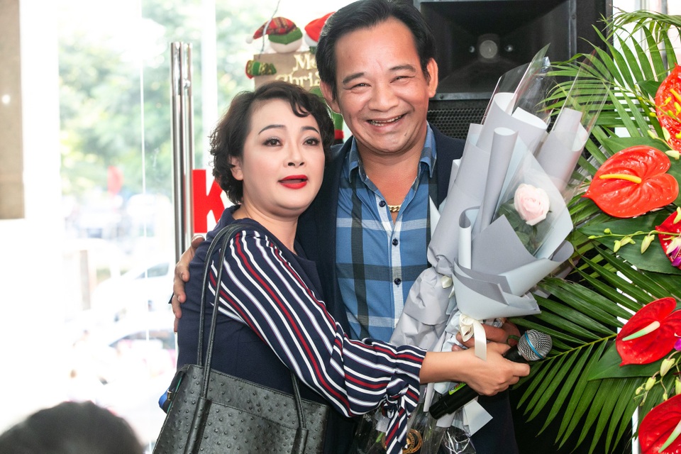 NSƯT Hồng Liên, Trà My mang âm nhạc đến với bệnh nhân ung thư - 7 Tôi nghĩ đây là một chương trình mang nhiều ý nghĩa đến cho các bệnh nhân, là liều thuốc tinh thần giúp họ có thêm nhiều nghị lực để vượt qua, tôi đã có thời gian dài 4 năm chăm sóc chồng tôi bị ung thư nên tôi rất hiểu tâm trạng của họ. Và chương trình ý nghĩa này sẽ được duy trì thường xuyên, tôi cũng mong có nhiều nghệ sĩ và các nhà hảo tâm tham gia trong những lần tiếp nữa, nghệ sĩ Trà My chia sẻ.