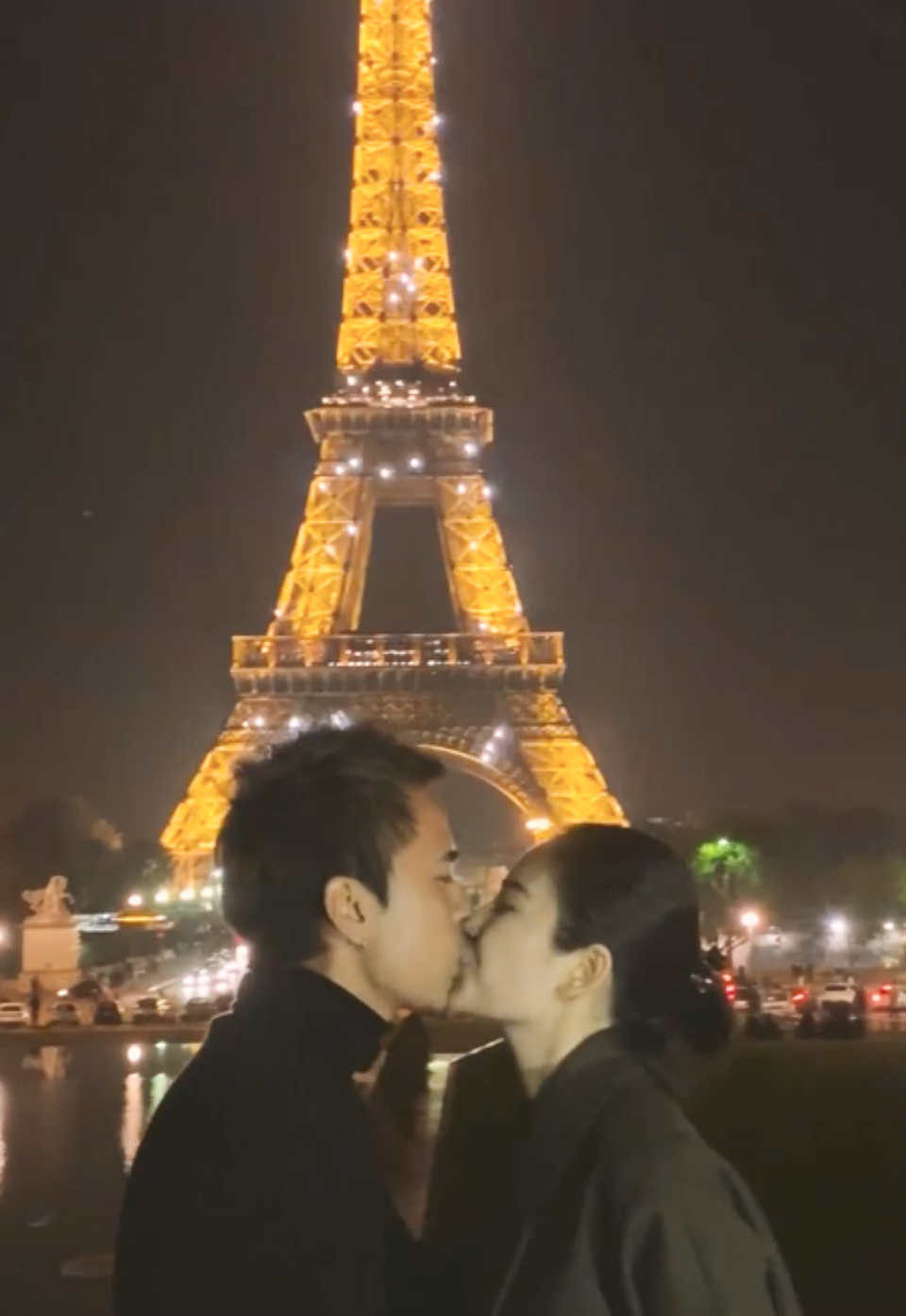 Cô dâu hoàn toàn bất ngờ và kêu là màn cầu hôn… quê mùa nhất năm. Cô dâu luôn tâm niệm rằng màn cầu hôn dưới chân tháp Eiffel rất sến, nhưng thực ra là… cô dâu rất thích vì chuyện tình của cô dâu và chú rể là một chuyện tình Paris đúng nghĩa.