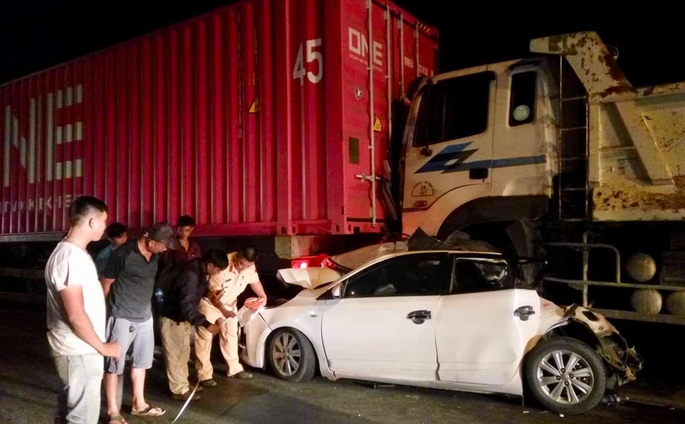 TPHCM: Container bị nổ bình khí, mất phanh, gây tai nạn liên hoàn - 1 Hiện trường tai nạn