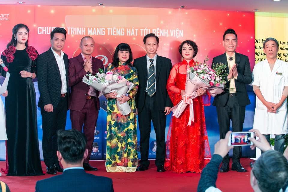 NSƯT Hồng Liên, Trà My mang âm nhạc đến với bệnh nhân ung thư - 12 NSƯT Hồng Liên, Trà My mang âm nhạc đến với bệnh nhân ung thư - 12