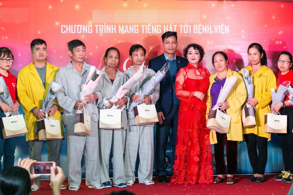 NSƯT Hồng Liên, Trà My mang âm nhạc đến với bệnh nhân ung thư - 13 Bên cạnh việc hát tặng các bệnh nhân, nghệ sĩ Trà My còn kêu gọi được các mạnh thường quân chung tay tặng quà tết sớm cho các bệnh nhân. Nhiều bệnh nhân đã không kìm được nước mắt khi cầm trên tay món quà chứa chan tình cảm và tấm lòng sẻ chia của nghệ sĩ Trà My lẫn các nghệ sĩ tham gia chương trình.