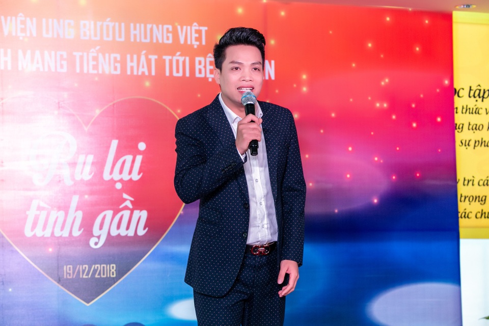 NSƯT Hồng Liên, Trà My mang âm nhạc đến với bệnh nhân ung thư - 10 NSƯT Hồng Liên, Trà My mang âm nhạc đến với bệnh nhân ung thư - 10