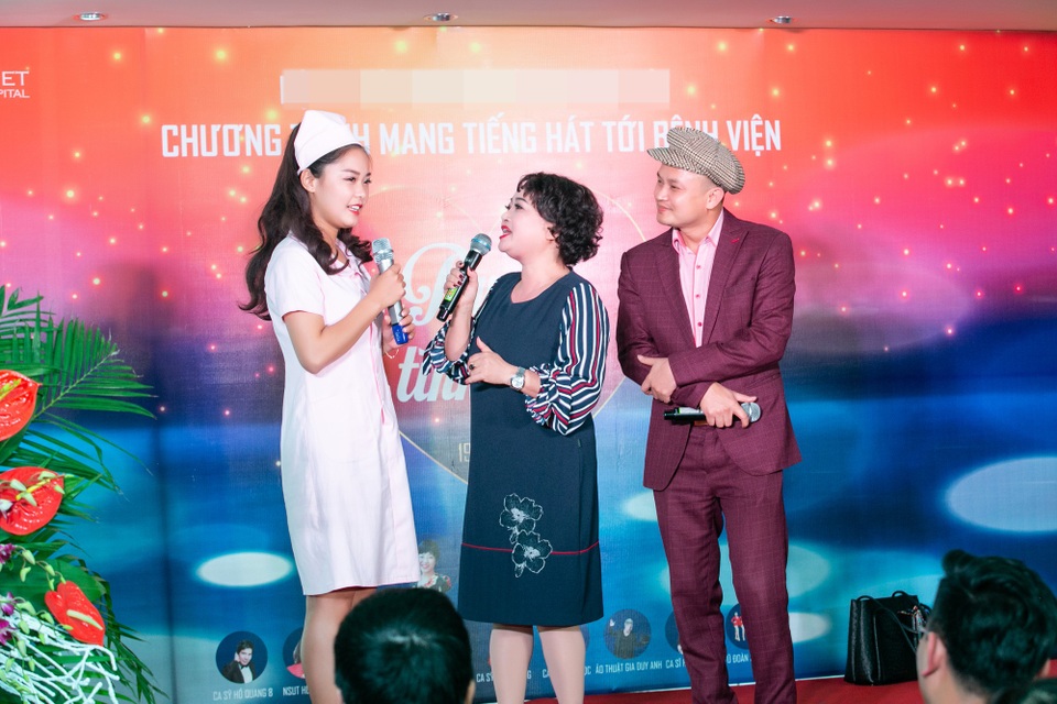 NSƯT Hồng Liên, Trà My mang âm nhạc đến với bệnh nhân ung thư - 5 Xuất phát từ tinh thần đó, bằng mối quan hệ nghề nghiệp, nghệ sĩ Trà My đã kết nối được các nghệ sĩ, họ bớt một show diễn, thu nhập có thể giảm nhưng mang lại niềm vui tới cho nhiều người - đó là niềm hạnh phúc của những người - được gọi là người của công chúng.