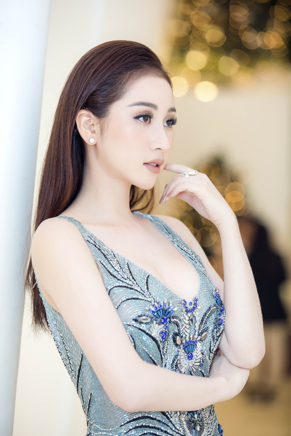 Cuối năm 2015, Xuân Quỳnh giành được danh hiệu Á hậu Điện ảnh của cuộc thi tìm kiếm diễn viên điện ảnh triển vọng. Trước khi đến với điện ảnh, Xuân Quỳnh từng được biết đến trên mạng xã hội với biệt danh Quỳnh Cara. Cô từng đạt danh hiệu Á khôi Thời trang và Sắc đẹp 2014. Khán giả biết đến Xuân Quỳnh nhiều hơn khi đảm nhiệm các vai diễn trong hai bộ phim điện ảnh là “White Valentine” của đạo diễn Davina Hồng Ngân và “Vong ám” của đạo diễn Lê Quang Thanh Tâm.