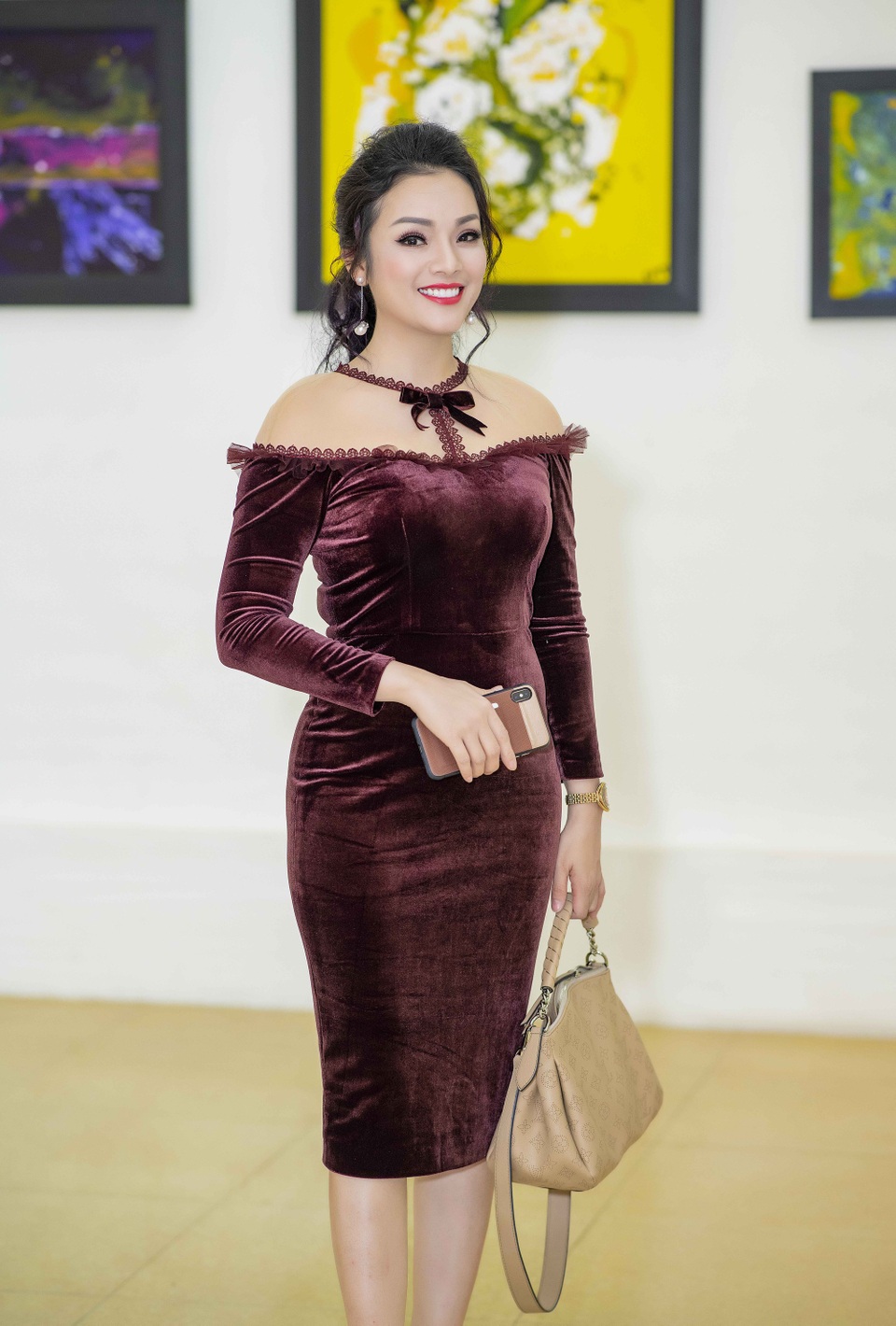 Phương Oanh, Vân "Hugo"... ngỡ ngàng về triển lãm tranh của Cao Minh Tiến - 8 Phương Oanh, Vân "Hugo"... ngỡ ngàng về triển lãm tranh của Cao Minh Tiến - 8