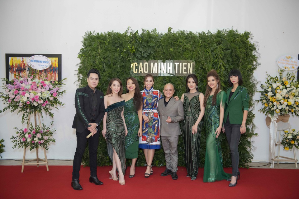 Phương Oanh, Vân "Hugo"... ngỡ ngàng về triển lãm tranh của Cao Minh Tiến - 1 Đông đảo sao Việt đến chúc mừng nhà thiết kế Cao Minh Tiến trong buổi khai mạc triển lãm.