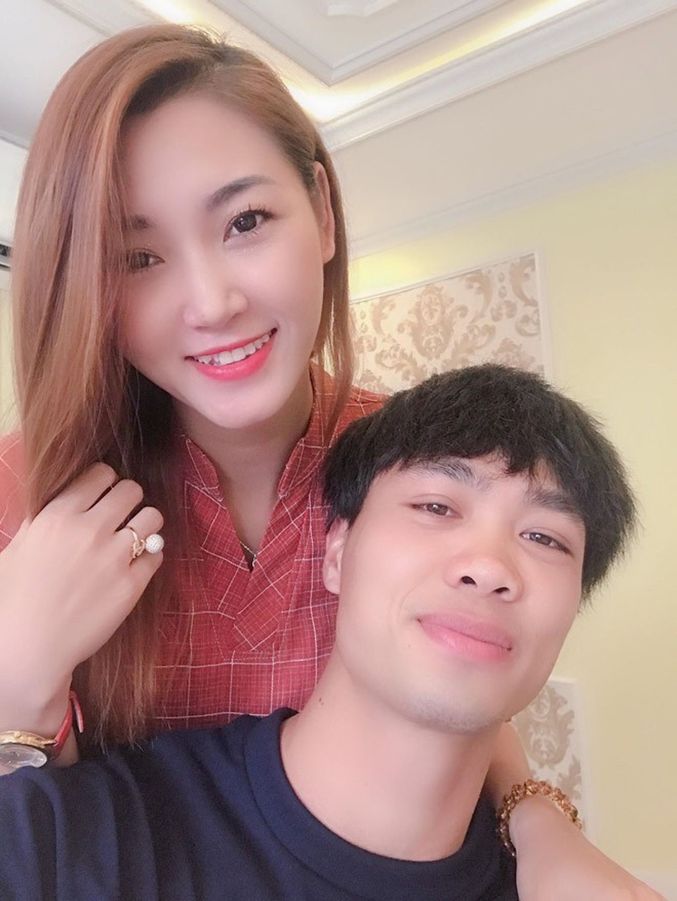 Sự thật về cô gái chụp ảnh thân mật với Công Phượng - Ảnh 1. Sự thật về cô gái chụp ảnh thân mật với Công Phượng - Ảnh 1.