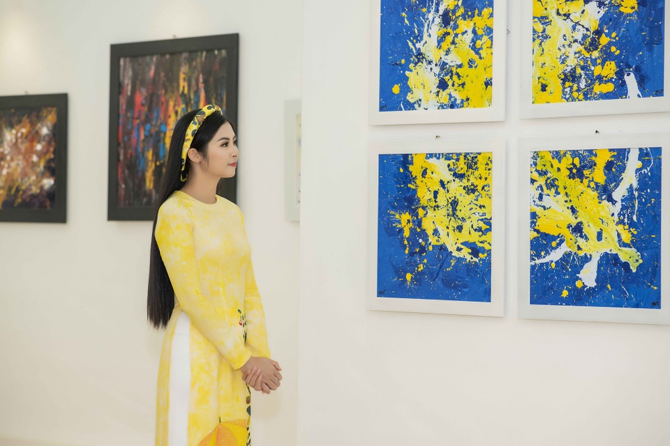 Phương Oanh, Vân "Hugo"... ngỡ ngàng về triển lãm tranh của Cao Minh Tiến - 3 Hoa hậu Ngọc Hân bày tỏ sự ngỡ ngàng và khâm phục trước tài năng hội hoạ của nhà thiết kế đàn anh.