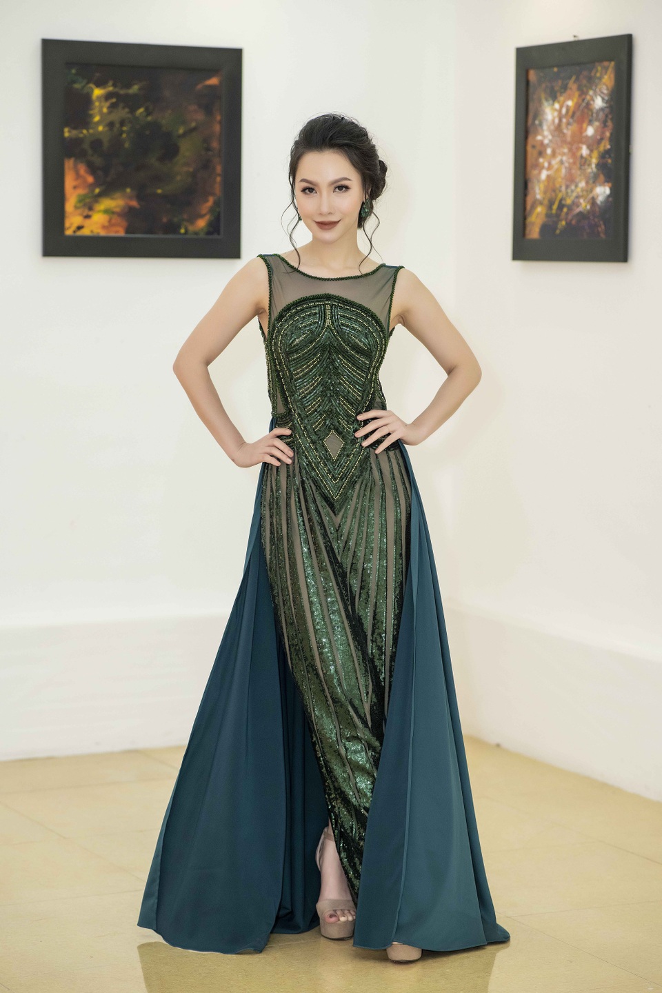 Phương Oanh, Vân "Hugo"... ngỡ ngàng về triển lãm tranh của Cao Minh Tiến - 9 Phương Oanh, Hạ Vy, Tân Nhàn, Minh Hà lộng lẫy đến chúc mừng NTK Cao Minh Tiến.