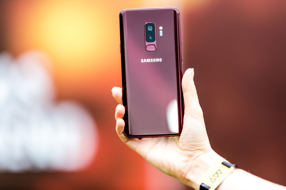 Vừa ra mắt, Galaxy S9+ màu vang đỏ bất ngờ giảm 4 triệu đồng - 1 Galaxy S9+ màu vang đỏ