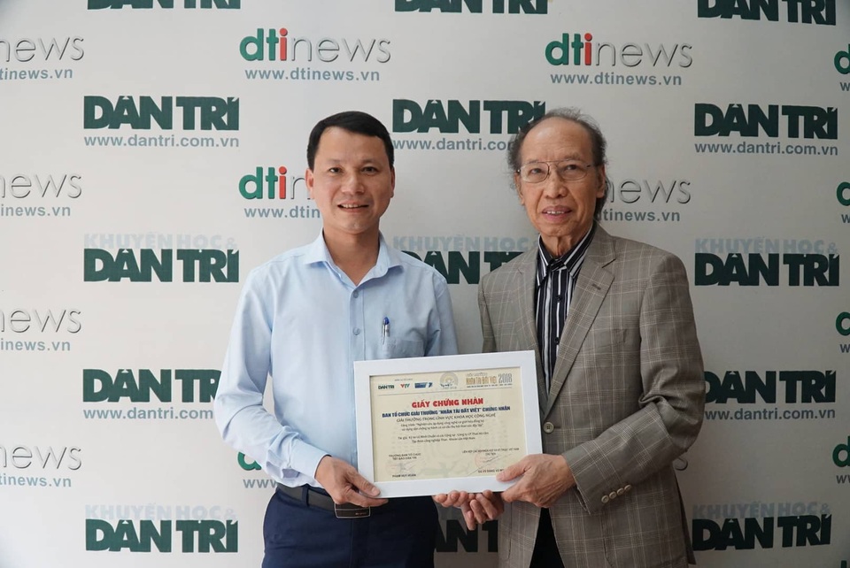 Trao giấy chứng nhận và giải thưởng cho tác giả công trình được vinh danh ở lĩnh vực KHCN - Ảnh 1. Trao giấy chứng nhận và giải thưởng cho tác giả công trình được vinh danh ở lĩnh vực KHCN - Ảnh 1.