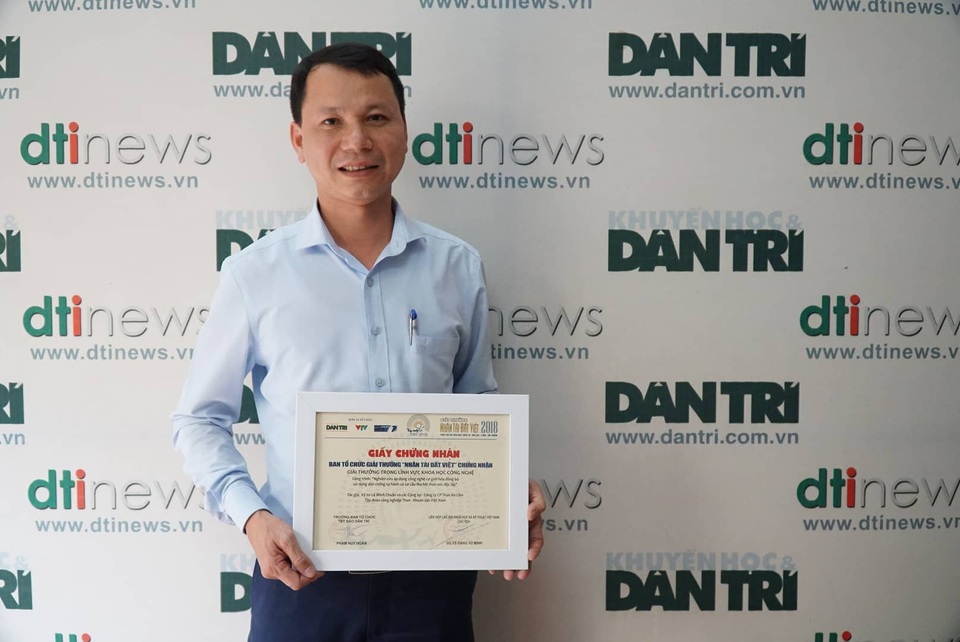 Trao giấy chứng nhận và giải thưởng cho tác giả công trình được vinh danh ở lĩnh vực KHCN - Ảnh 3. Trao giấy chứng nhận và giải thưởng cho tác giả công trình được vinh danh ở lĩnh vực KHCN - Ảnh 3.