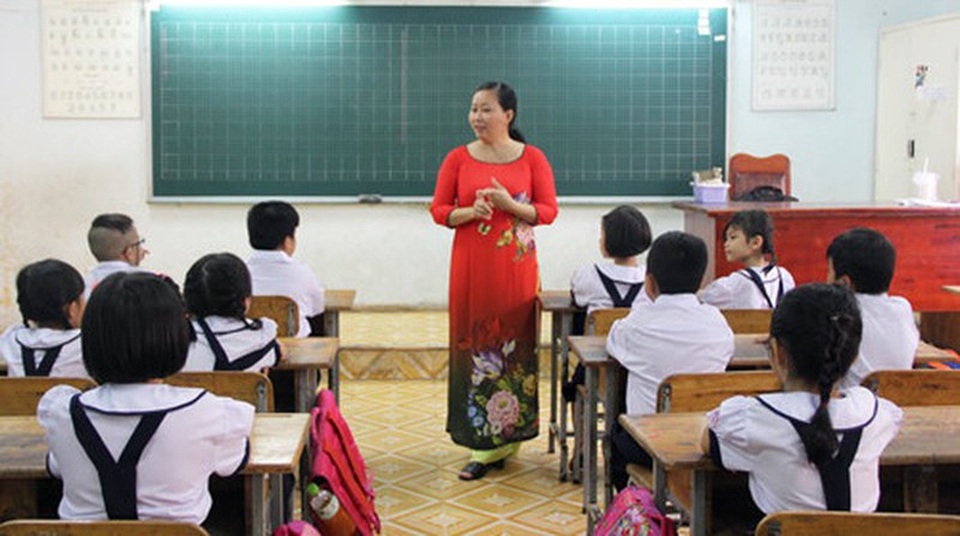 Thiếu giáo viên, nhiều trường học phải mời cả người về hưu quay lại giảng dạy - Ảnh 1. Thiếu giáo viên, nhiều trường học phải mời cả người về hưu quay lại giảng dạy - Ảnh 1.