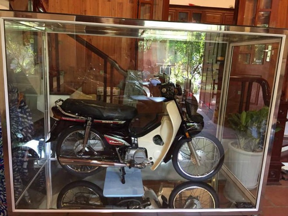 Honda Dream 1995 nhốt trong tủ kính, giá 8 cây vàng - Ảnh 1. Honda Dream 1995 nhốt trong tủ kính, giá 8 cây vàng - Ảnh 1.