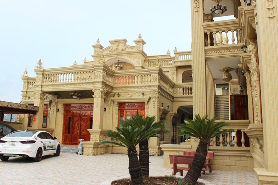 Sự thật về gia chủ và căn biệt thự dát toàn vàng ở Bà Rịa - Vũng Tàu - Ảnh 13. Sự thật về gia chủ và căn biệt thự dát toàn vàng ở Bà Rịa - Vũng Tàu - Ảnh 13.