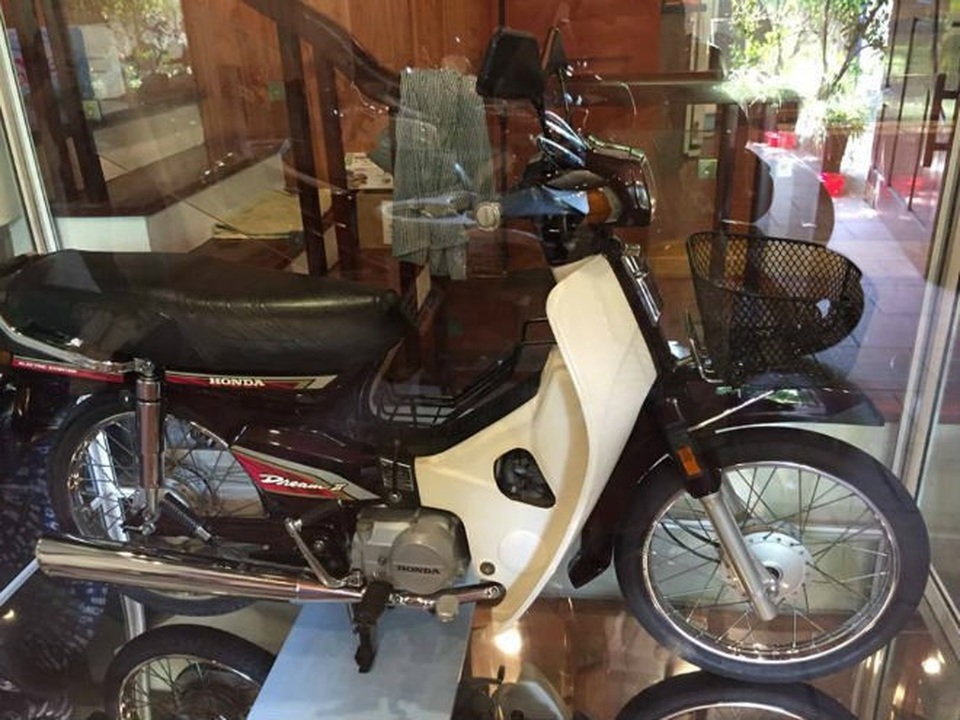 Honda Dream 1995 nhốt trong tủ kính, giá 8 cây vàng - Ảnh 4.