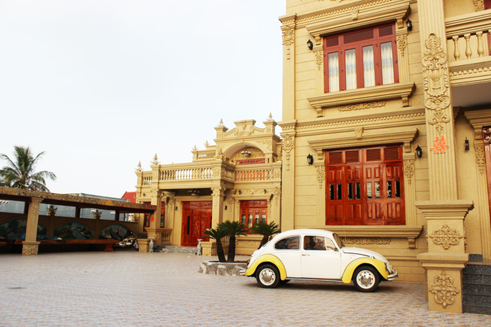 Sự thật về gia chủ và căn biệt thự dát toàn vàng ở Bà Rịa - Vũng Tàu - Ảnh 4. Sự thật về gia chủ và căn biệt thự dát toàn vàng ở Bà Rịa - Vũng Tàu - Ảnh 4.