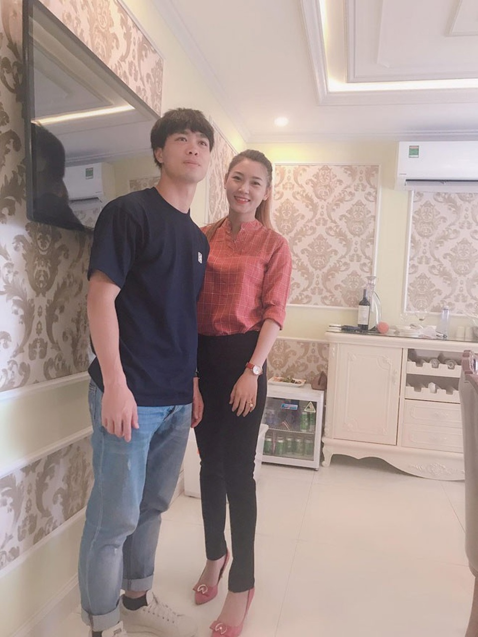 Sự thật về cô gái chụp ảnh thân mật với Công Phượng - Ảnh 3. Sự thật về cô gái chụp ảnh thân mật với Công Phượng - Ảnh 3.