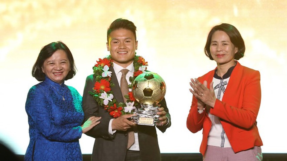 Quang Hải nhận giải Quả bóng vàng Việt Nam 2018 - Ảnh 1. Quang Hải nhận giải Quả bóng vàng Việt Nam 2018 - Ảnh 1.
